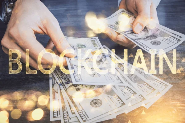 Mehrfachbelichtung von Blockchain-Thema Zeichnung Hologramm und USA-Dollar-Scheine und Menschenhände. Geschäftskonzept. — Stockfoto