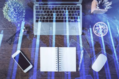 Borsa grafiği ve masa arkasındaki en üst görünüm bilgisayarı. Çoklu maruz kalma. Finansal eğitim kavramı.