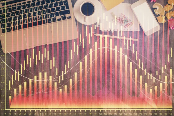 Finansmarknaden diagram och ovanifrån dator på skrivbordet bakgrund. Dubbel exponering. Investeringsidé. — Stockfoto