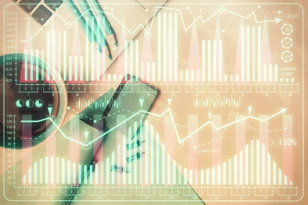 Dubbel exponering av forex diagram ritning över skrivbordsbakgrund med dator. Begreppet finansiell analys. Ovanifrån. — Stockfoto