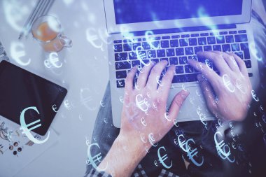 Dizüstü bilgisayar klavyesini ve ön x çizim hologramını yazarken çift pozlama. Üst Manzara. Finans piyasası kavramı.