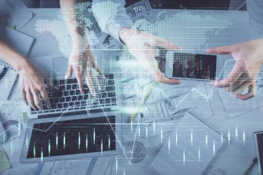 Kadın ve erkeğin birlikte çalıştığı çoklu pozlama ve grafik hologramı çizimi. Finansal analiz konsepti. Bilgisayar arkaplanı. Üst Görünüm.