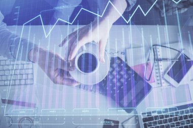 Birlikte çalışan kadın ve erkeğin çifte pozu ve finansal grafik hologramı çizimi. Pazar analizi konsepti. Bilgisayar arkaplanı. Üst Görünüm.