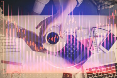 Birlikte çalışan kadın ve erkeğin çifte pozu ve finansal grafik hologramı çizimi. Pazar analizi konsepti. Bilgisayar arkaplanı. Üst Görünüm.