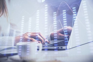 Bilgisayar ve ön grafik hologram çizimi üzerinde çalışan kadın elleri çift pozlama. Mali analiz kavramı.