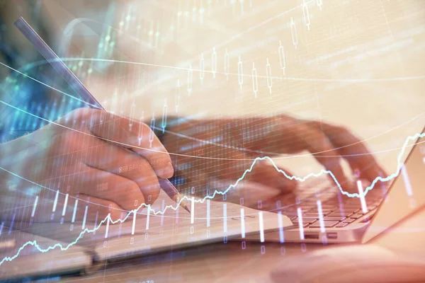 Doble exposición de las manos de la mujer de negocios escribiendo en la computadora y el dibujo del holograma gráfico de divisas. Concepto de análisis financiero. —  Fotos de Stock