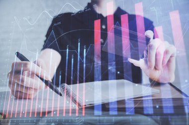 Ellerinde kredi kartı ve forex çizimi olan bir adamın çift pozu. İnternet E-ticaret kavramında hisse senedi ve dijital fintech.