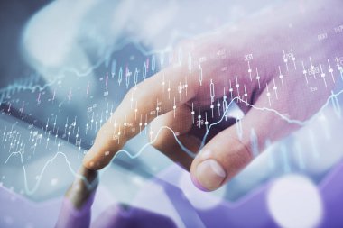 Bir adamın el ele tutuşup, telefon ve finansal çizim kullanırken birden fazla pozlama. Pazar analizi kavramı.