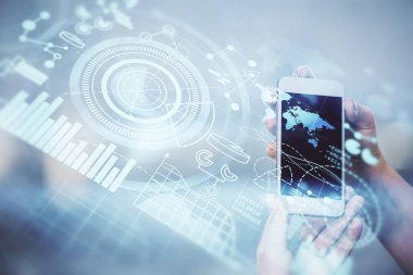 İş temasının çifte pozlandırılması hologram ve cep telefonu kullanan bir kadın..