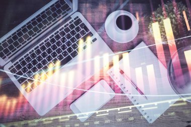 Finans piyasası grafiği ve masaüstü bilgisayarının üst görüntüsü. Çifte maruziyet. Yatırım kavramı.