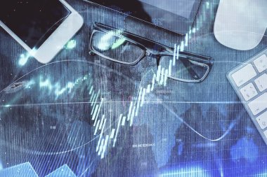 Forx grafik hologramının telefonlu masaüstü üzerinde çoklu pozlandırılması. Üst Manzara. Mobil ticaret platformu kavramı.