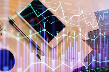 Forx grafik hologramının telefonlu masaüstü üzerinde çoklu pozlandırılması. Üst Manzara. Mobil ticaret platformu kavramı.