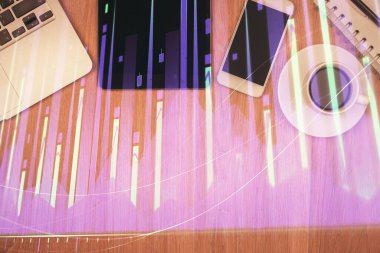 Forx grafik hologramının telefonlu masaüstü üzerinde çoklu pozlandırılması. Üst Manzara. Mobil ticaret platformu kavramı.