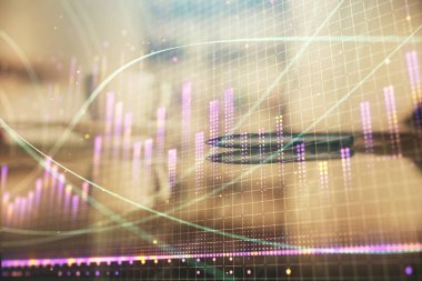 Ofisteki kahve fincanının arka planında iki kat fotograf var. Finansal analiz ve başarı kavramı.