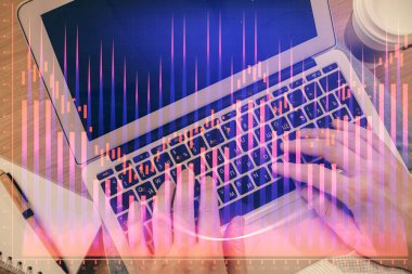 Erkeklerin ellerinin bilgisayar klavyesini ve ön grafik hologram çizimlerini yazarken çifte pozlama. Üst Manzara. Finans piyasası kavramı.