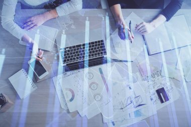 Bilgisayar ve ön grafik hologram çizimi üzerinde çalışan kadın elleri çift pozlama. Üst Manzara. Mali analiz kavramı.