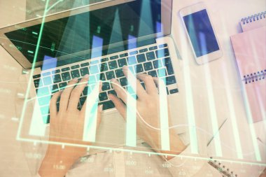 Bilgisayar ve ön x çizim hologramı üzerinde çalışan kadın elleri çift pozlama. Üst Manzara. Mali analiz kavramı.