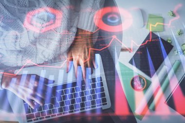 Bilgisayar ve önx çizim hologramı üzerinde çalışan kadın elinin çoklu pozu. Üst Manzara. Mali analiz kavramı.