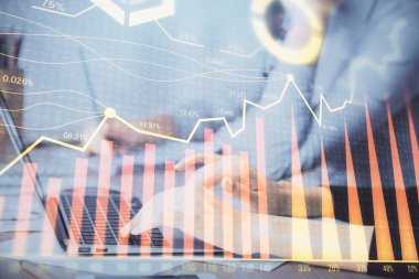 Bilgisayarda ve finansal grafik hologramında yazı yazan kadın ellerine çok maruz kalmış. Borsa analizi kavramı.