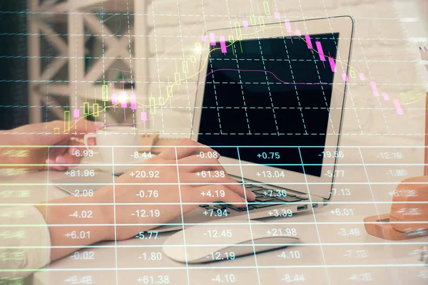Doble exposición de las manos de la mujer escribiendo en la computadora y el dibujo del holograma gráfico de divisas. Concepto de análisis bursátil. — Foto de Stock