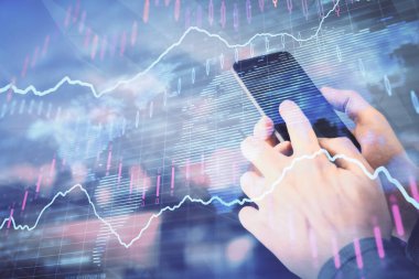 Erkeklerin el ele tutuşup dijital bir cihaz ve ön grafik çizimi kullanırken çift pozlama. Finansal piyasa kavramı.