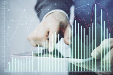 Bir adamın el ele tutuşup, telefon ve finansal çizim kullanırken birden fazla pozlama. Pazar analizi kavramı.