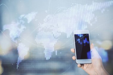 İş temasının çifte pozlandırılması hologram ve cep telefonu kullanan bir kadın..