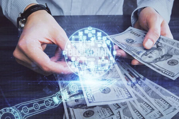 Multi exponering av blockchain tema rita hologram och USA dollar räkningar och manshänder. Affärsidé. — Stockfoto