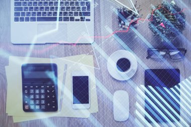 Masaüstünde telefonlu ön x grafik hologramına çift pozlama. Üst Manzara. Mobil ticaret platformu kavramı.