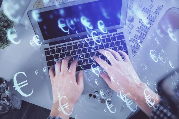 Doppelbelichtung der Hände beim Tippen über Laptop-Tastatur und Forex-Diagramm-Hologrammzeichnung. Ansicht von oben. Finanzmarktkonzept. — Stockfoto