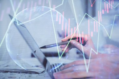 Bilgisayarda ve finansal grafik hologramında yazı yazan kadın ellerine çoklu maruz kalma. Borsa analizi kavramı.