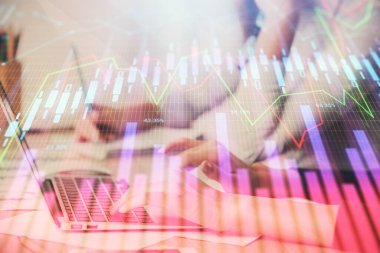 Bilgisayarda ve finansal grafik hologramında yazı yazan kadın ellerine çok maruz kalmış. Borsa analizi kavramı.