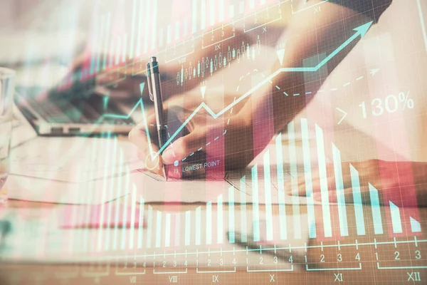 Multi exposición de las manos de la mujer escribiendo en el dibujo del holograma de la computadora y de la carta financiera. Concepto de análisis bursátil. — Foto de Stock