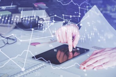 Erkeklerin el ele tutuşup dijital bir cihaz ve ön grafik çizimi kullanırken çift pozlama. Finansal piyasa kavramı.