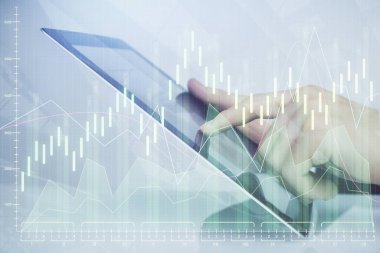 Erkeklerin el ele tutuşup dijital telefon ve forx grafik çizimleri kullanırken birden fazla pozlama. Finansal piyasa kavramı.