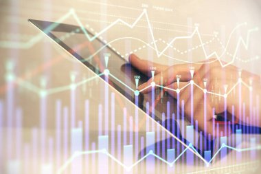 Erkeklerin el ele tutuşup dijital telefon ve forx grafik çizimleri kullanırken birden fazla pozlama. Finansal piyasa kavramı.