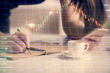 Ön x grafik çizimine çift pozlama hologram ve cep telefonu kullanan bir kadın. Borsa konsepti.
