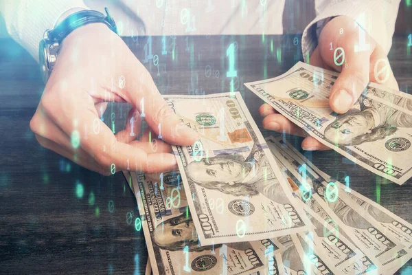 Dubbele blootstelling van technologie die hologram tekent en ons dollars biljetten en mannenhanden. Gegevensconcept — Stockfoto