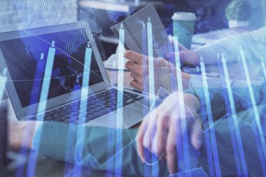 Kadın ve erkeğin birlikte çalıştığı çifte pozlama ve ön plan hologramı. İş konsepti. Bilgisayar arkaplanı.