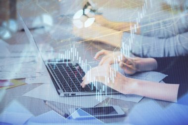 Bilgisayarda ve finansal grafik hologramında yazı yazan kadın ellerine çok maruz kalmış. Borsa analizi kavramı.
