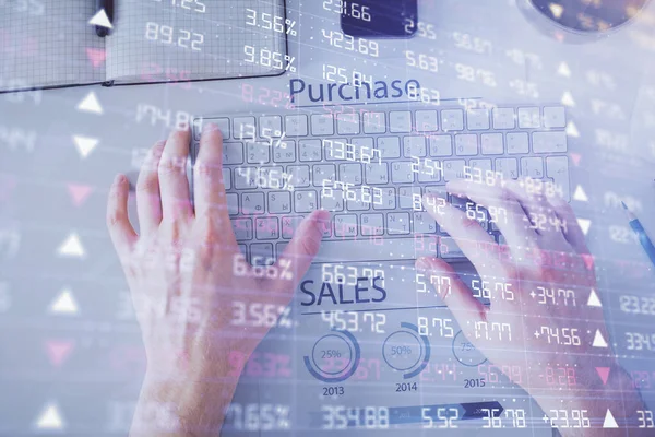 Dizüstü bilgisayar klavyesini ve ön x çizim hologramını yazarken çift pozlama. Üst Manzara. Finans piyasası kavramı.