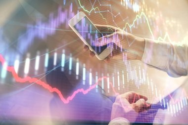 Erkeklerin el ele tutuşup dijital bir cihaz ve ön grafik çizimi kullanırken çift pozlama. Finansal piyasa kavramı.