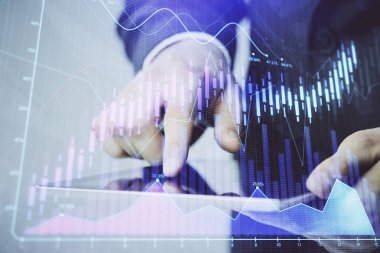 Bir adamın el ele tutuşup, telefon ve finansal çizim kullanırken birden fazla pozlama. Pazar analizi kavramı.