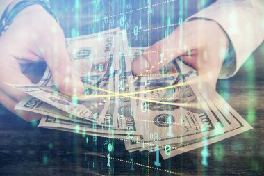 Teknolojiye çoklu maruz kalma hologram, dolar banknotları ve insan eli. Veri kavramı
