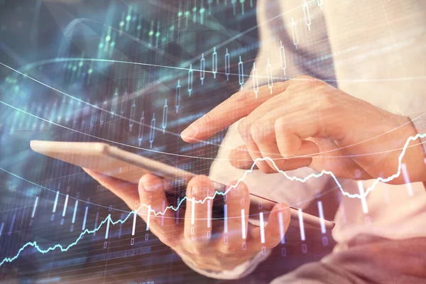 Doble exposición de las manos del hombre sosteniendo y utilizando un dispositivo digital y dibujo gráfico de divisas. Concepto de mercado financiero. — Foto de Stock