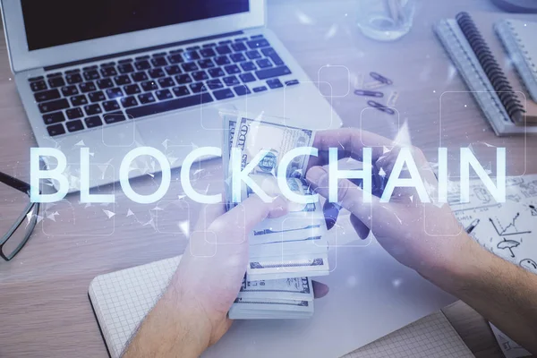 Mehrfachbelichtung von Blockchain-Thema Zeichnung Hologramm und USA-Dollar-Scheine und Menschenhände. Geschäftskonzept. — Stockfoto