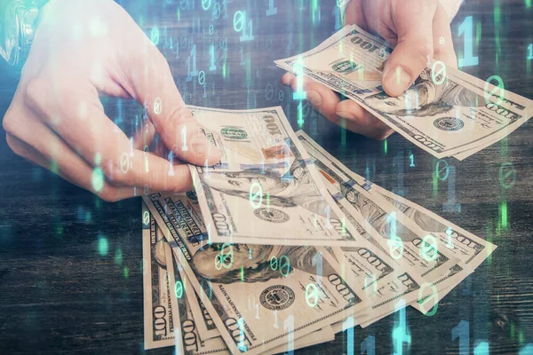 Dubbele blootstelling van technologie die hologram tekent en ons dollars biljetten en mannenhanden. Gegevensconcept — Stockfoto