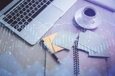 Borsa grafiği ve masa arkasındaki en üst görünüm bilgisayarı. Çifte maruziyet. Finansal eğitim kavramı.