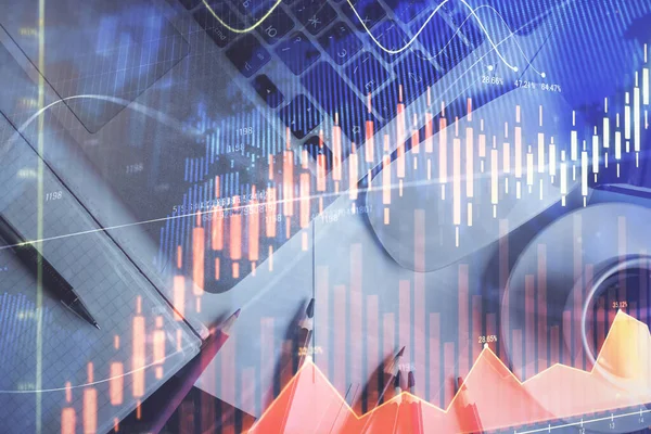 Doble exposición del dibujo gráfico financiero sobre el fondo de la tabla con el ordenador. Concepto de investigación y análisis. Vista superior. — Foto de Stock