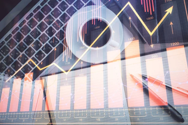 Börsendiagramm und Computer von oben auf dem Tischhintergrund. Doppelbelichtung. Konzept der Finanzanalyse. — Stockfoto